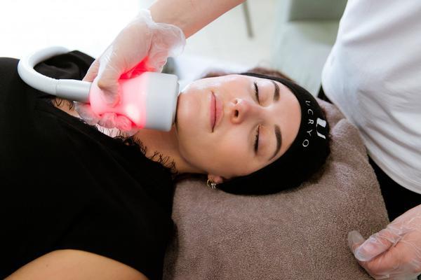 Cryo facial with Cryo T-Shock