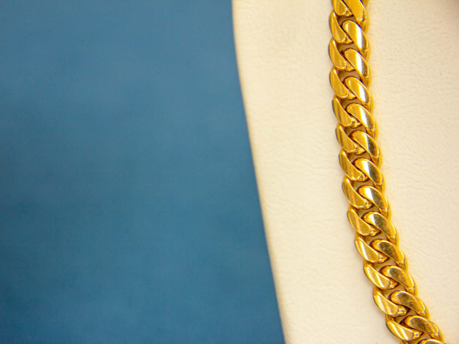 Detalle de eslabón cubano de oro