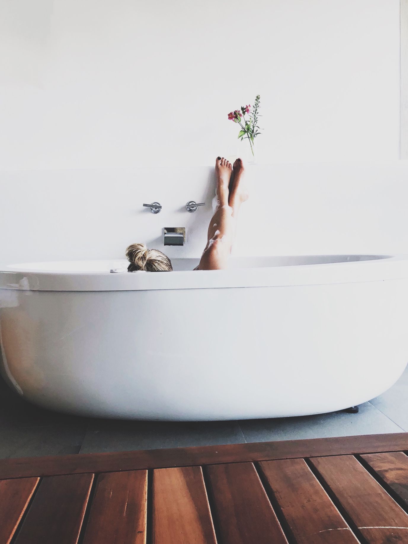 What is the Difference Between Reglazing and Refinishing a Tub? FAQs